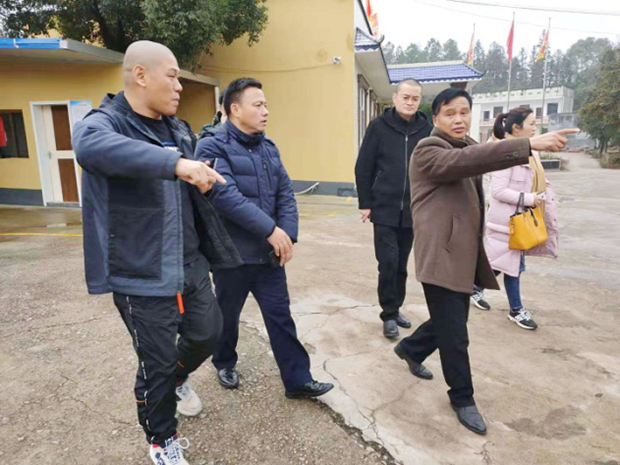 1593488474939469.png 湘潭縣原政協(xié)副主席(帶縣長(zhǎng)秘書)、湘潭縣民政局副局長(zhǎng)劉剛,云湖橋鎮(zhèn)中心校傅強(qiáng)校長(zhǎng)等領(lǐng)導(dǎo)來校指導(dǎo)工作1.png