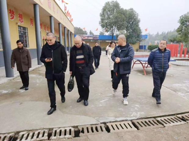 1593488482106882.png 湘潭縣原政協(xié)副主席(帶縣長(zhǎng)秘書)、湘潭縣民政局副局長(zhǎng)劉剛,云湖橋鎮(zhèn)中心校傅強(qiáng)校長(zhǎng)等領(lǐng)導(dǎo)來校指導(dǎo)工作2.png