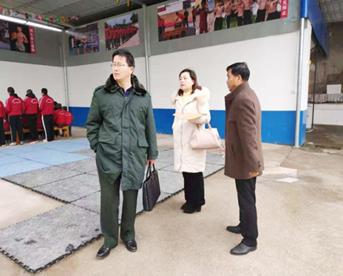 1593488718136303.png 湘潭縣教育局副局長楊偉軍、職成股副股長 湘潭縣司法局副局長劉新群來校指導工作1.png